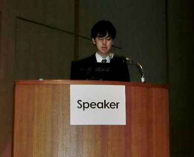 写真：Speaker席に立つ著者